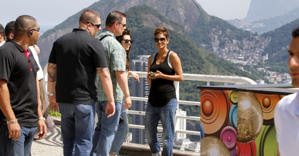 Atriz Halle Berry visita o Pão de Açúcar no Rio de Janeiro