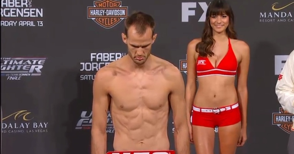 Colle Miller sobe na balança observado pela nova ring girl do UFC, a ex-Strikeforce Vanessa Hanson - Reprodução