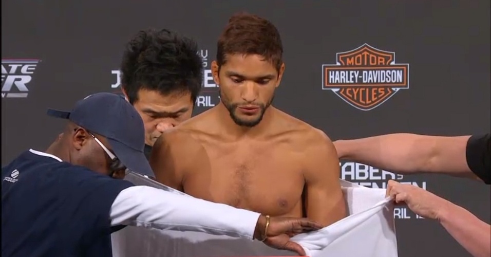 Maximo Blanco fica pelado, mas não bate o limite do peso pena (66 kg). Ele ganhou uma hora para se adequar para encarar Sam Sicilia - Reprodução