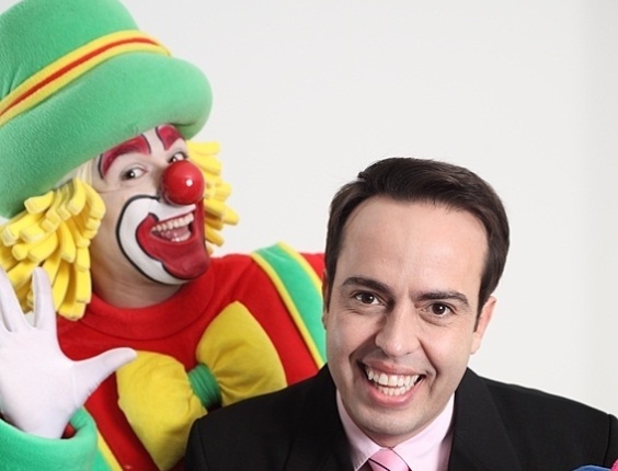 O empreendedor Rinaldi Faria entre os palhaços Patati Patatá - Divulgação