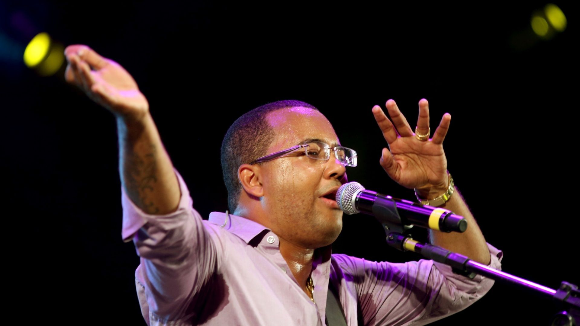 13.abr.2013 - Dudu Nobre foi a principal atração do palco Nova Iguaçu, do Viradão Carioca, no Rio; evento vai até domingo (14) - Fernando Maia/UOL