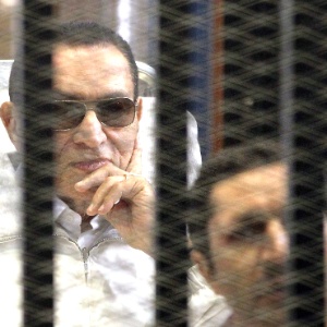 Em 13 de abril, em uma maca, o ex-ditador egípcio Hosni Mubarak observava seu julgamento de dentro de uma cela. O julgamento, referente à morte de manifestantes em 2011, e realizado na Academia de Polícia, no Cairo, foi adiado - Khaled Elfiqi/Epa/Efe