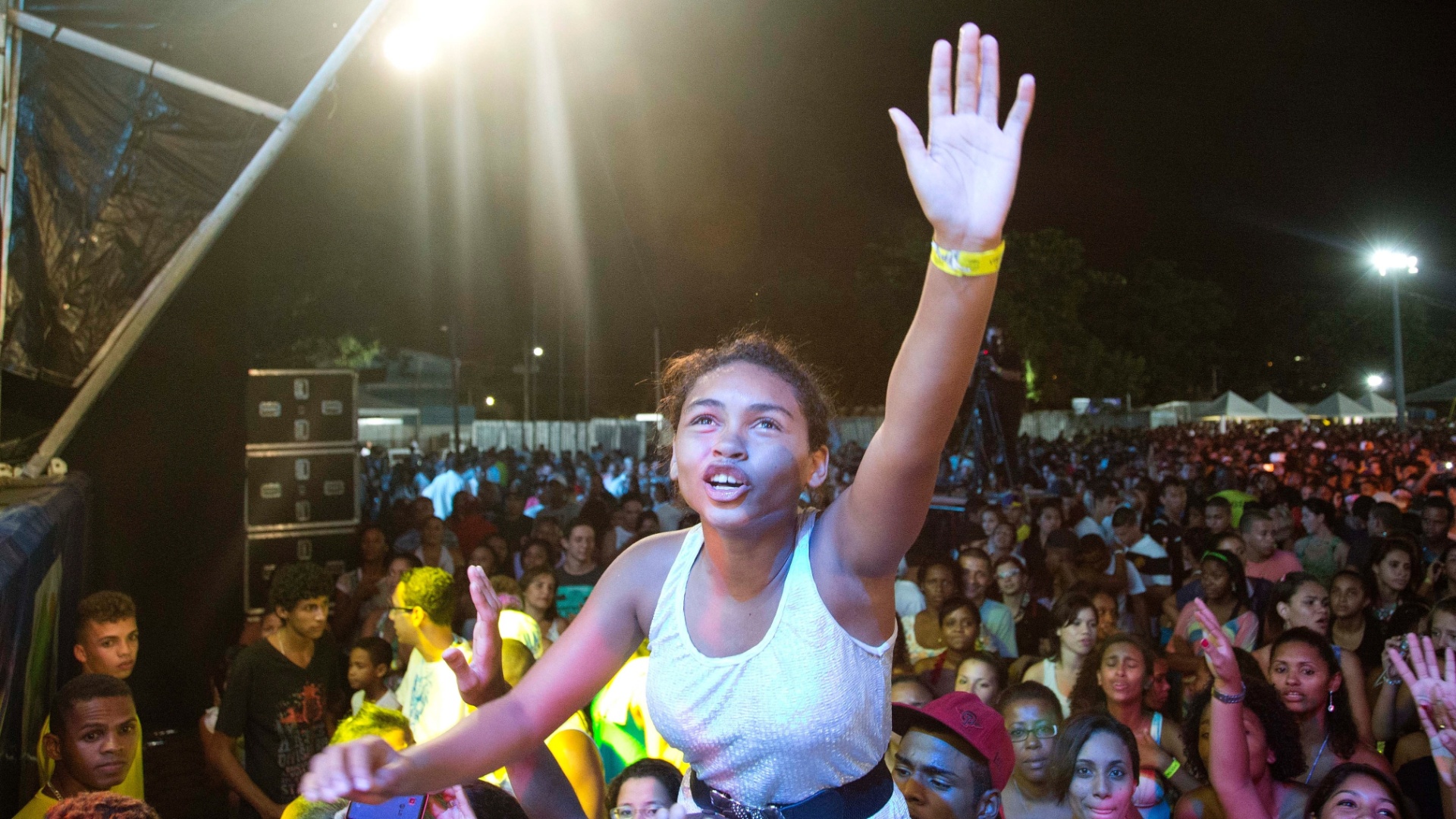 13.abr.2013 - Fã de Dudu Nobre acena para o músico durante sua apresentação no palco Nova Iguaçu, do Viradão Carioca, no Rio; - Fernando Maia/UOL