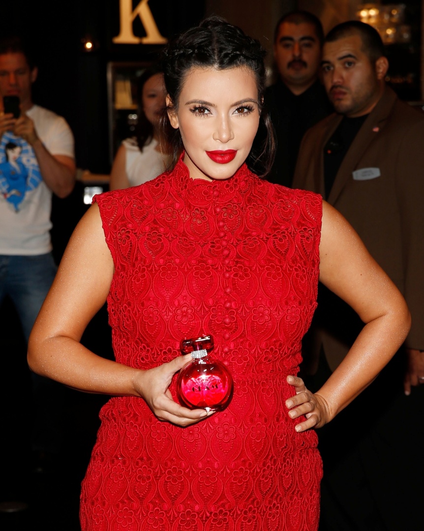13.abr.2013 - Grávida de seis meses, Kim Kardashian chega a sua lohja para lançar novo perfume, em Las Vegas