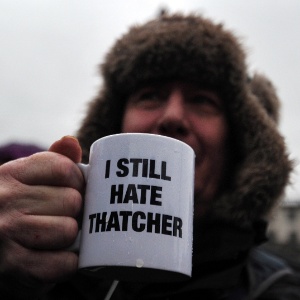 13.abr.2013 - Homem segura caneca com a mensagem "Eu ainda odeio Thatcher" durante celebração da morte da ex-primeira ministra britânica na praça Trafalgar em Londres (Reino Unido) - Carl Court/AFP