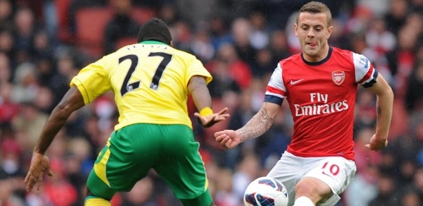Wilshere, do Arsenal, tenta a jogada diante da marcação de Ghanaian, do Norwich City - Olly Greenwood/AFP Photo