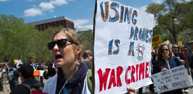 13.abr.2013 - Manifestantes carregam cartazes em frente à Casa Branca, sede do Governo dos Estados Unidos, contra o uso de Drones (aviões não tripulados que atiram mísseis) contra militantes islâmicos  - Nicholas Kamm/AFP