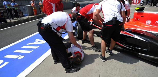 Max Chilton atropela mecânico da Marussia nos boxes durante o treino de classificação para o GP da China - Reuters