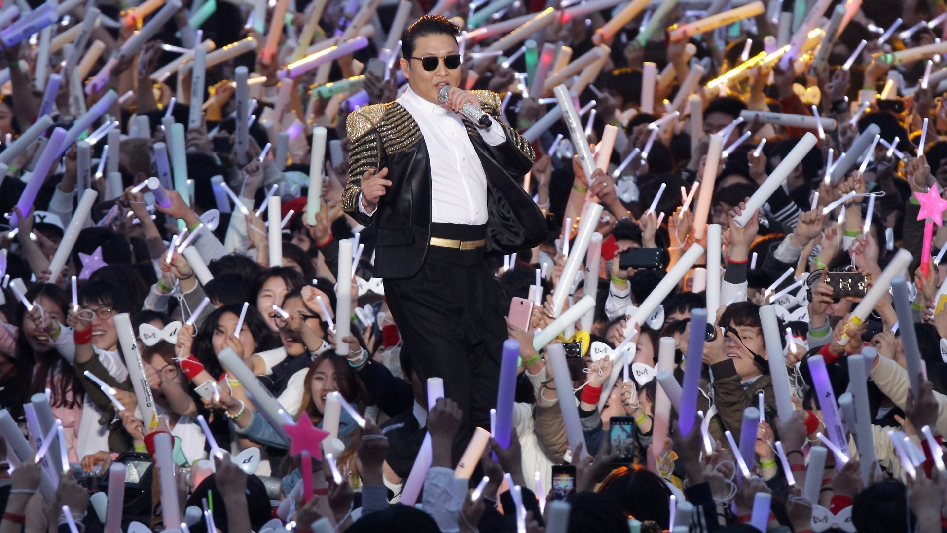 13.abr.2013 - Psy apresenta seu novo single, "Gentleman", no Estádio Olímpico de Seul, na Coreia do Sul - Chung Sung-Jun/Getty Images