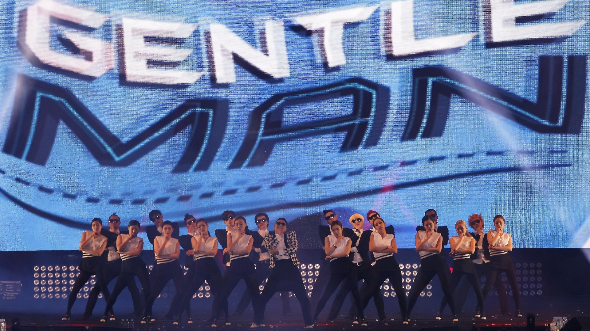 13.abr.2013 - Psy apresenta seu novo single, "Gentleman", no Estádio Olímpico de Seul, na Coreia do Sul - Chung Sung-Jun/Getty Images
