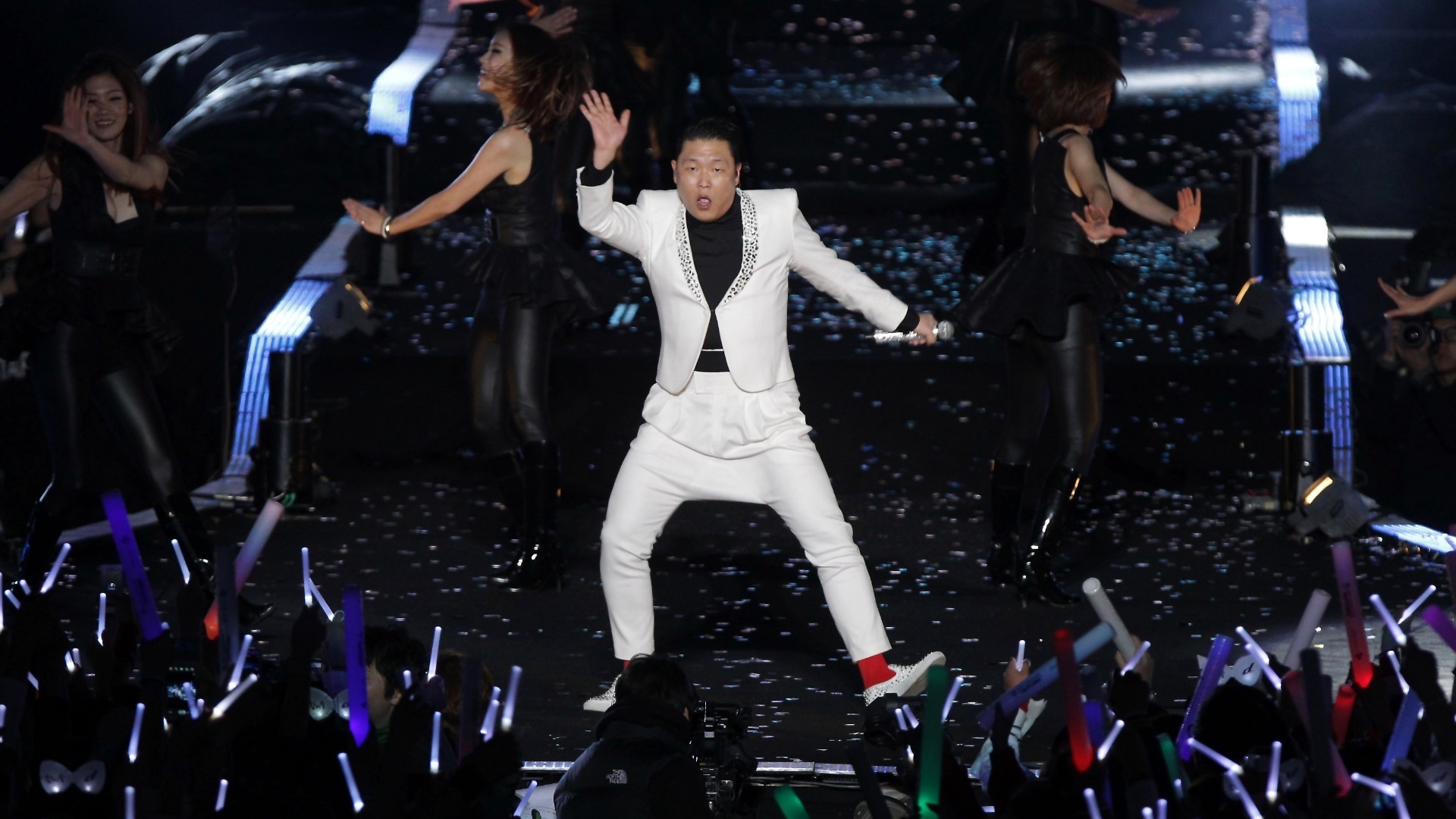 13.abr.2013 - Psy apresenta seu novo single, "Gentleman", no Estádio Olímpico de Seul, na Coreia do Sul - Chung Sung-Jun/Getty Images
