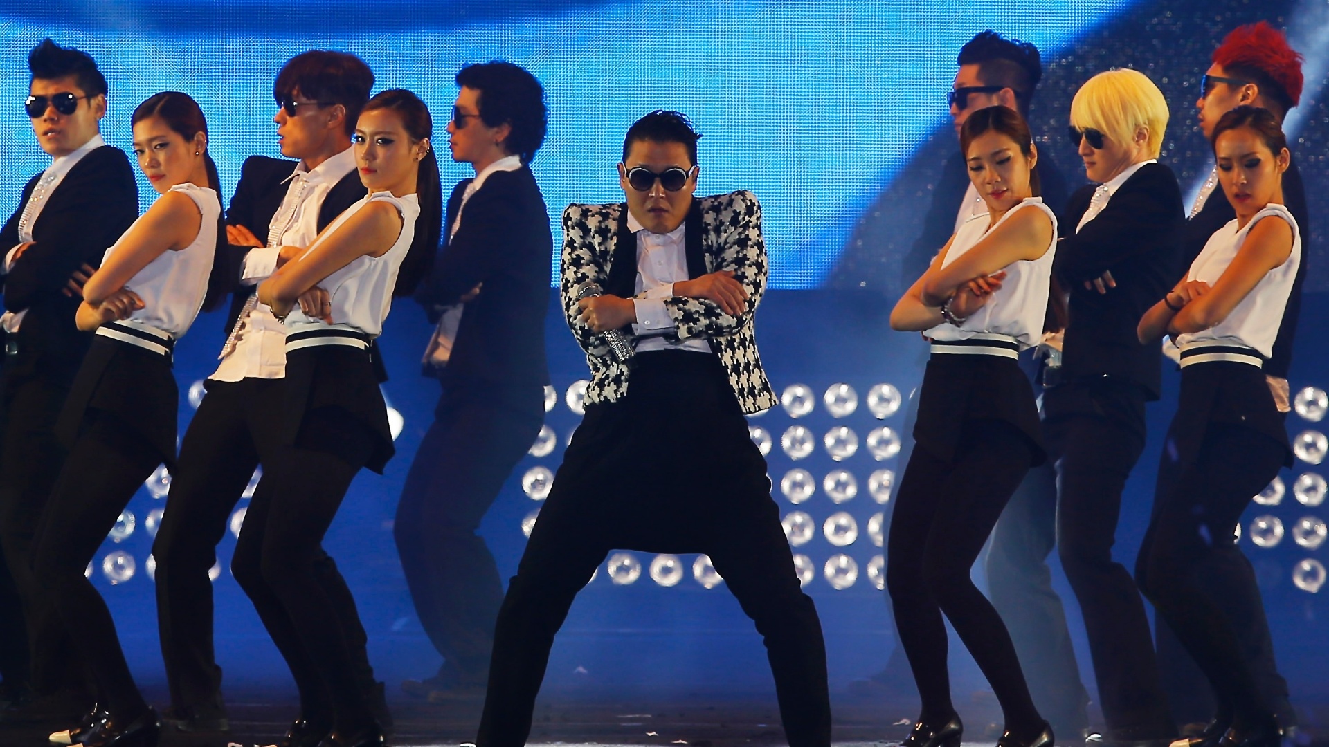 13.abr.2013 - Psy apresenta seu novo single, "Gentleman", no Estádio Olímpico de Seul, na Coreia do Sul - Chung Sung-Jun/Getty Images