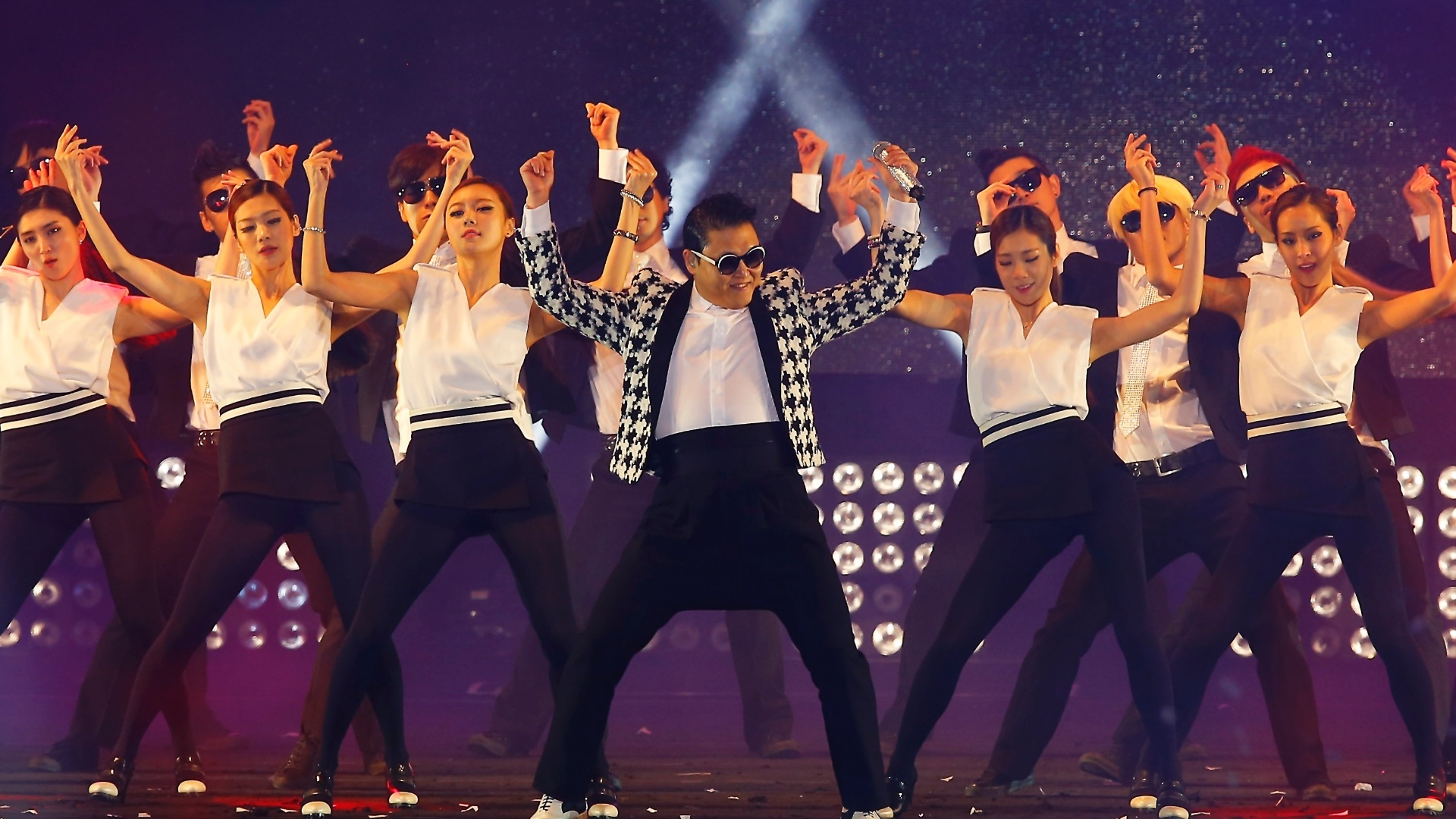 13.abr.2013 - Psy apresenta seu novo single, "Gentleman", no Estádio Olímpico de Seul, na Coreia do Sul - Chung Sung-Jun/Getty Images