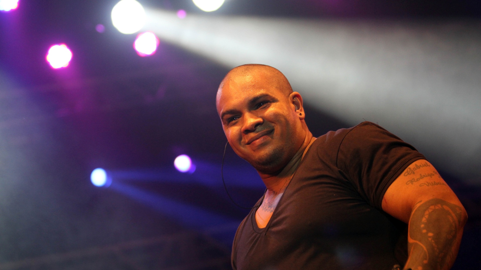 13.abr.2013 - Rodriguinho foi o último a se apresentar no palco Bangu do Viradão Carioca, no Rio; cantor estava acima do peso - Cassiano de Sousa/UOL