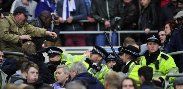 Polícia briga com torcedores do Milwall na Copa da Inglaterra - Glyn Kirk/AFP
