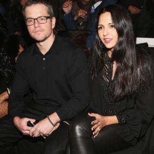 Matt Damon e a mulher, Luciana, assistem desfile de moda na Mercedes-Benz Fashion Week, em Nova York