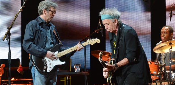 13.abr.2013 - Eric Clapton (à esq) e Keith Richards se apresentam no Crossroads Guitar Festival, promovido por Clapton, que reúne grandes nomes da guitarra de vários gêneros - Larry Busacca/Getty Images