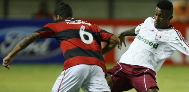 Ramon (de costas) encara a marcação do Fluminense em clássico do último domingo - Photocamera