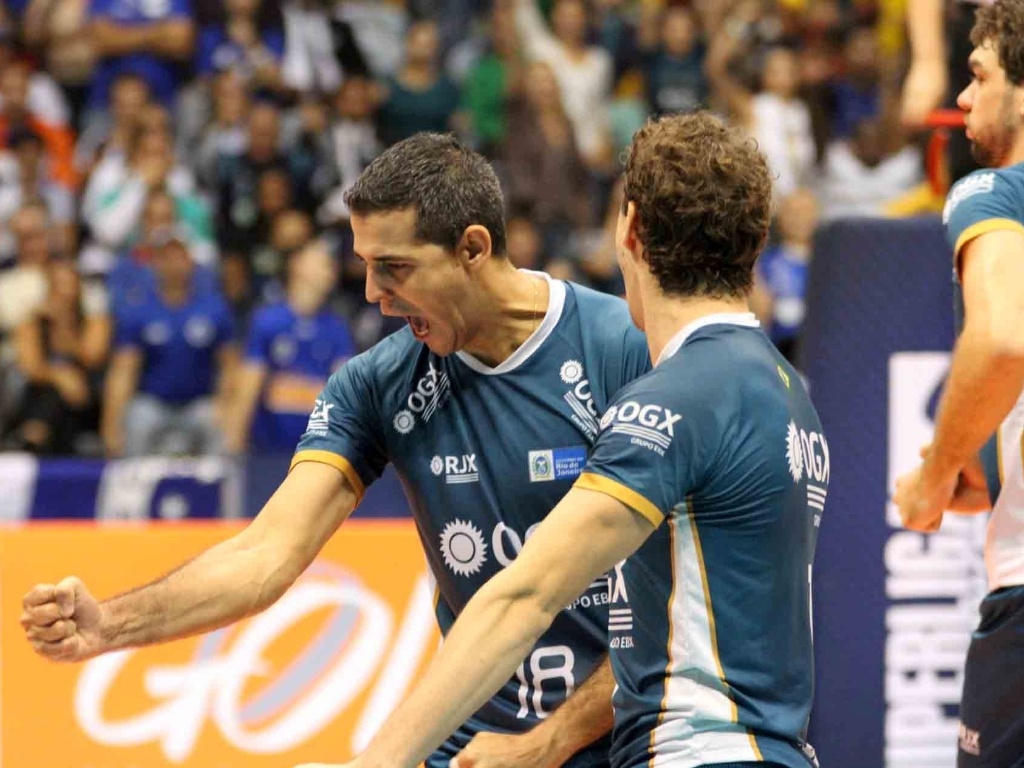 14.abr.2013 - Dante e Bruninho, do RJX, comemoram ponto marcado sobre o o Cruzeiro, pela final da Superliga Masculina de vôlei - Alexandre Arruda/CBV