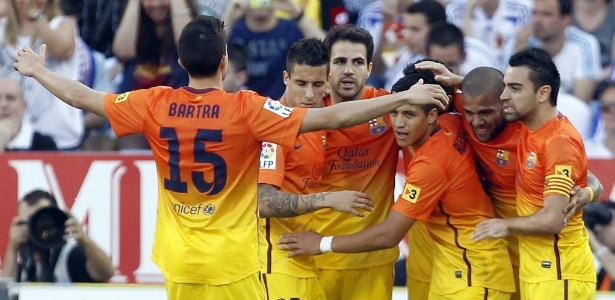 Jogadores comemoram gol marcado por Thiago Alcântara contra o Zaragoza - Alberto Estvez/EFE