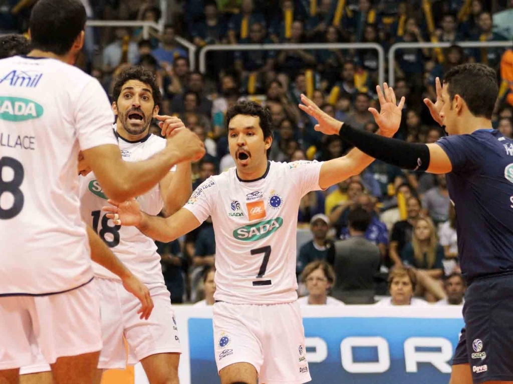 14.abr.2013 - Jogadores do Cruzeiro comemoram ponto marcado sobre o RJX, pela final da Superliga Masculina - Alexandre Arruda/CBV