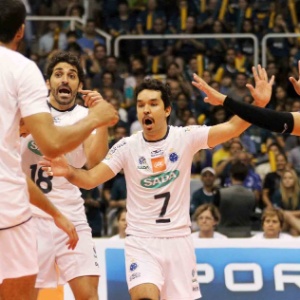 14.abr.2013 - Jogadores do Cruzeiro comemoram ponto marcado sobre o RJX, pela final da Superliga Masculina - Alexandre Arruda/CBV