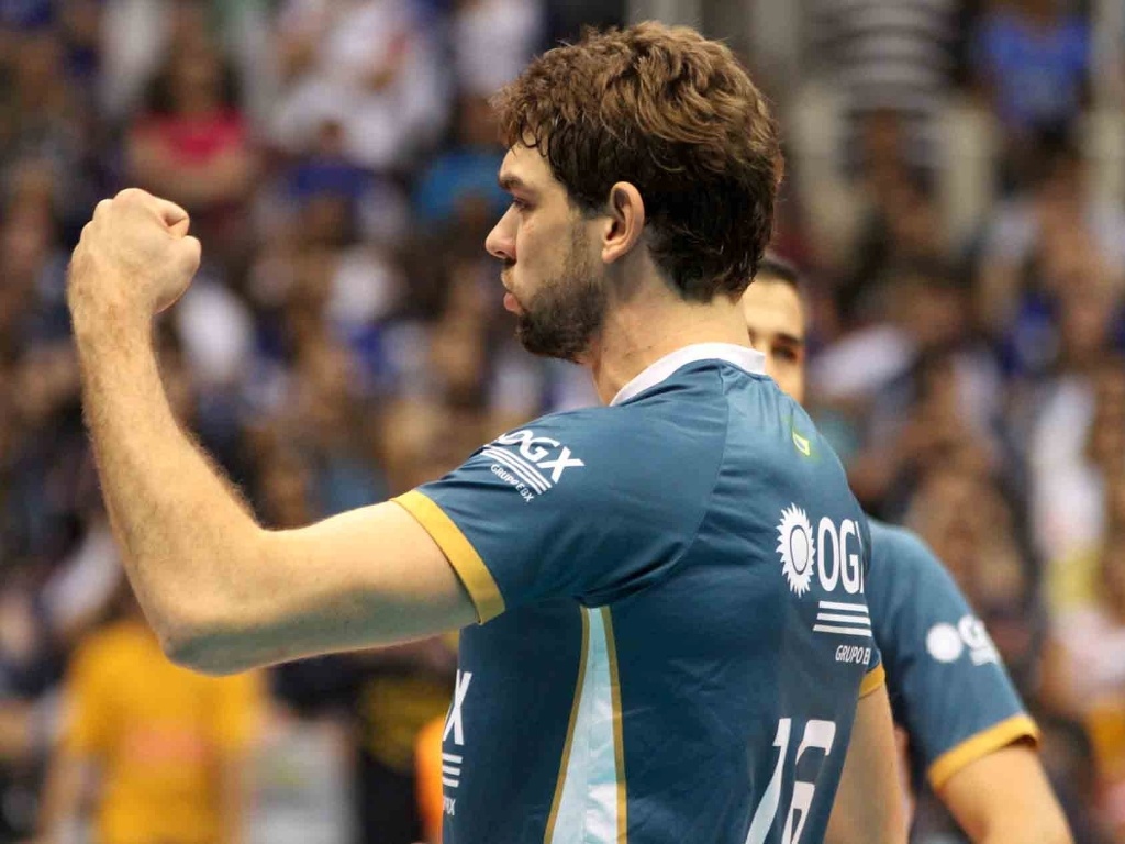 14.abr.2013 - Lucão, meio-de-rede do RJX, comemora após marcar o ponto na partida contra o Cruzeiro, pela final da Superliga Masculina - Alexandre Arruda/CBV