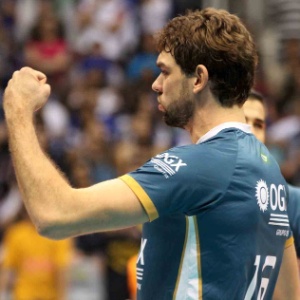 14.abr.2013 - Lucão, meio-de-rede do RJX, comemora após marcar o ponto na partida contra o Cruzeiro, pela final da Superliga Masculina - Alexandre Arruda/CBV