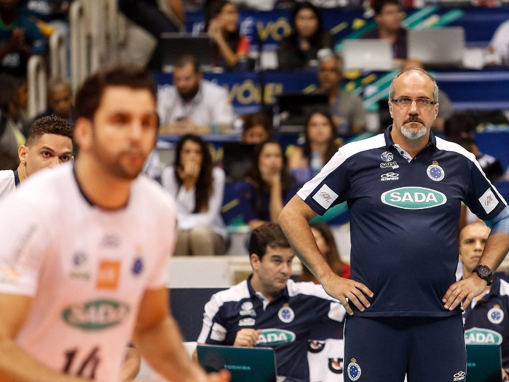 14.abr.2013 - Marcelo Mendez, técnico do Sada Cruzeiro, observa a partida contra o RJX pela final da Superliga Masculina - Rudy Trindade/VIPCOMM