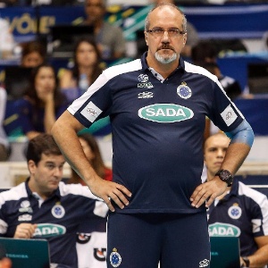 14.abr.2013 - Marcelo Mendez, técnico do Sada Cruzeiro, observa a partida contra o RJX pela final da Superliga Masculina - Rudy Trindade/VIPCOMM