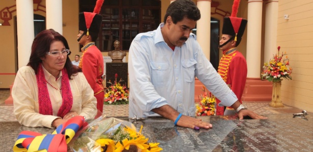 Após votar, Maduro visitou o túmulo do ex-presidente Hugo Chávez - Francisco Batista/Reuters/Palácio Miraflores