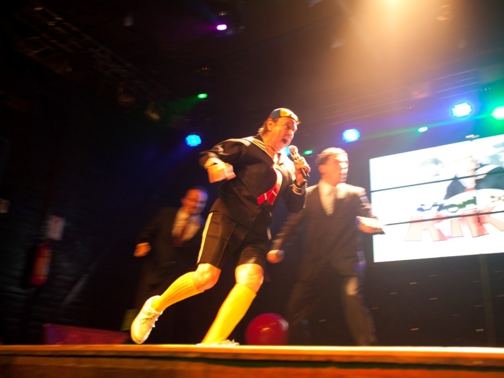 14.abr.2013 - O ator mexicano Carlos Villagrán, o personagem Kiko da série "Chaves", fez o primeiro e último show "Buchechas de Buldogue Velho" em São Paulo. O "Show do Kiko" também passará no dia 20 de abril por Porto Alegre, e 21 do mesmo mês por Belo Horizonte. O ator e dublador oficial do personagem no Brasil, Nelson Machado, participou do especial em São Paulo - Fabiano Cerchiari/UOL