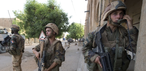 Soldados franceses tomam posição após falso alerta da presença de membros do Mujao (Movimento pela Unidade e a Jihad na África Ocidental), durante patrulha