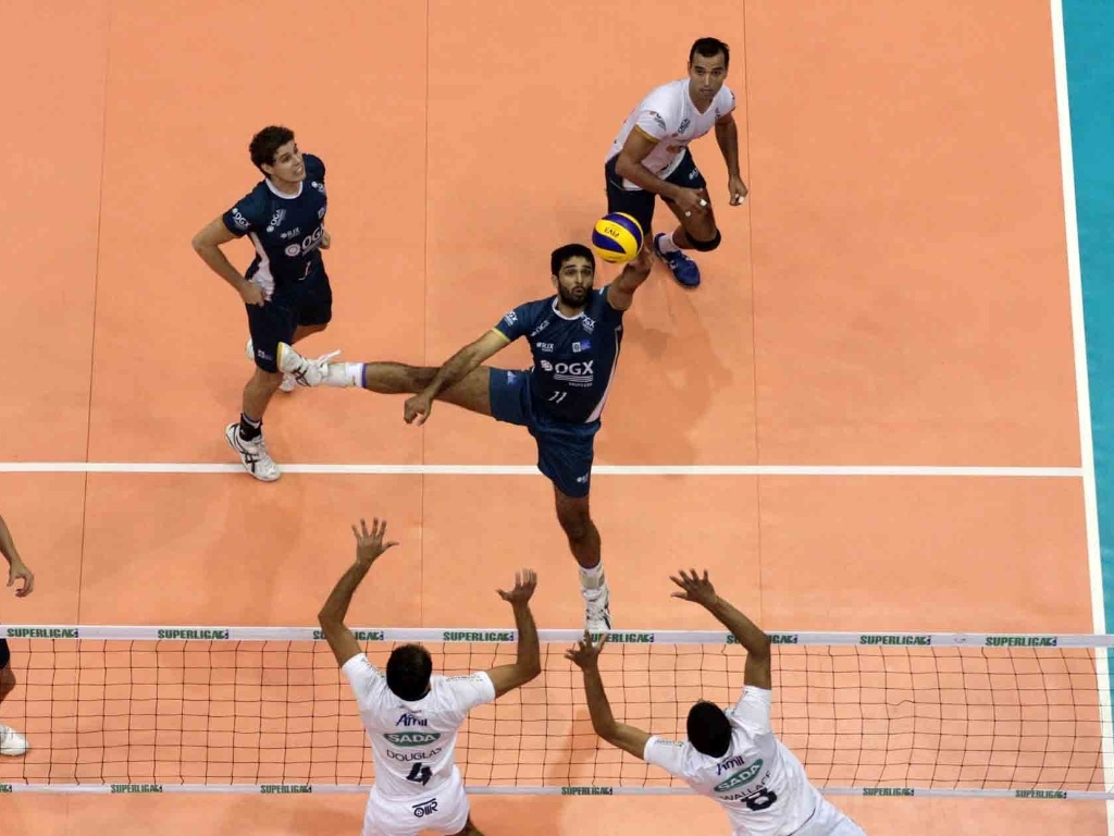 14.abr.2013 - Thiago Alves tenta o ataque para marcar o ponto para o RJX na partida contra o Cruzeiro, pela final da Superliga Masculina - Alexandre Arruda/CBV