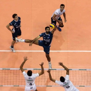 14.abr.2013 - Thiago Alves tenta o ataque para marcar o ponto para o RJX na partida contra o Cruzeiro, pela final da Superliga Masculina - Alexandre Arruda/CBV