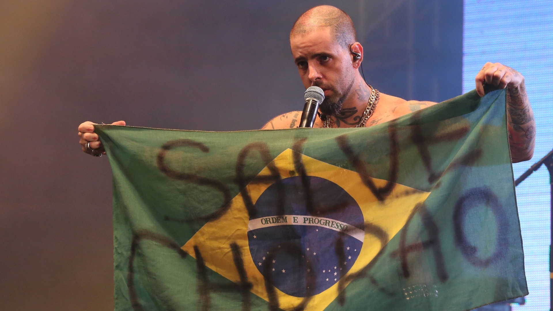 14.abr.2013 - Tico Santa Cruz exibe bandeira do Brasil com homenagem ao cantor Chorão no palco Nova Iguaçu do Viradão Carioca - Marcelo Regua/UOL