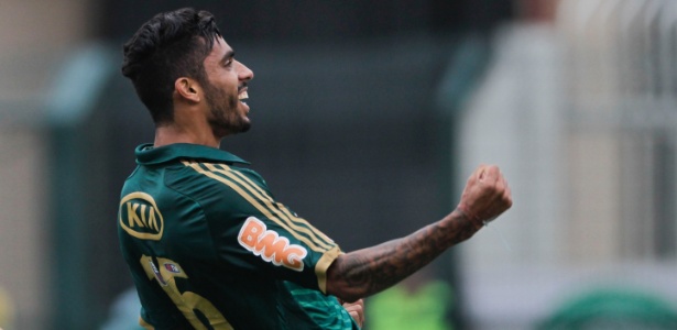 Zagueiro Vilson, que defendeu Palmeiras e Chapecoense, deve assinar com o Corinthians - Fernando Donasci/UOL