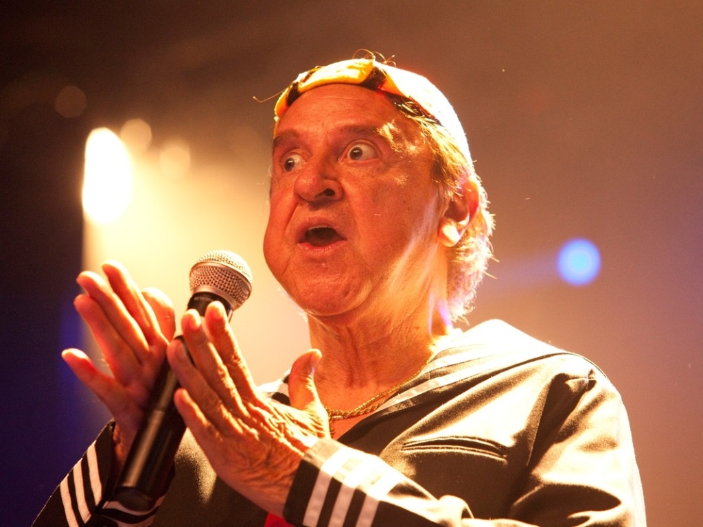 14.abr.2013 -Com casa lotada, o ator mexicano Carlos Villagrán, o personagem Kiko da série "Chaves", fez o primeiro e último show "Buchechas de Buldogue Velho" em São Paulo. O "Show do Kiko" também passará no dia 20 de abril por Porto Alegre, e 21 do mesmo mês por Belo Horizonte.O ator e dublador oficial do personagem no Brasil, Nelson Machado, participou do especial em São Paulo - Fabiano Cerchiari/UOL