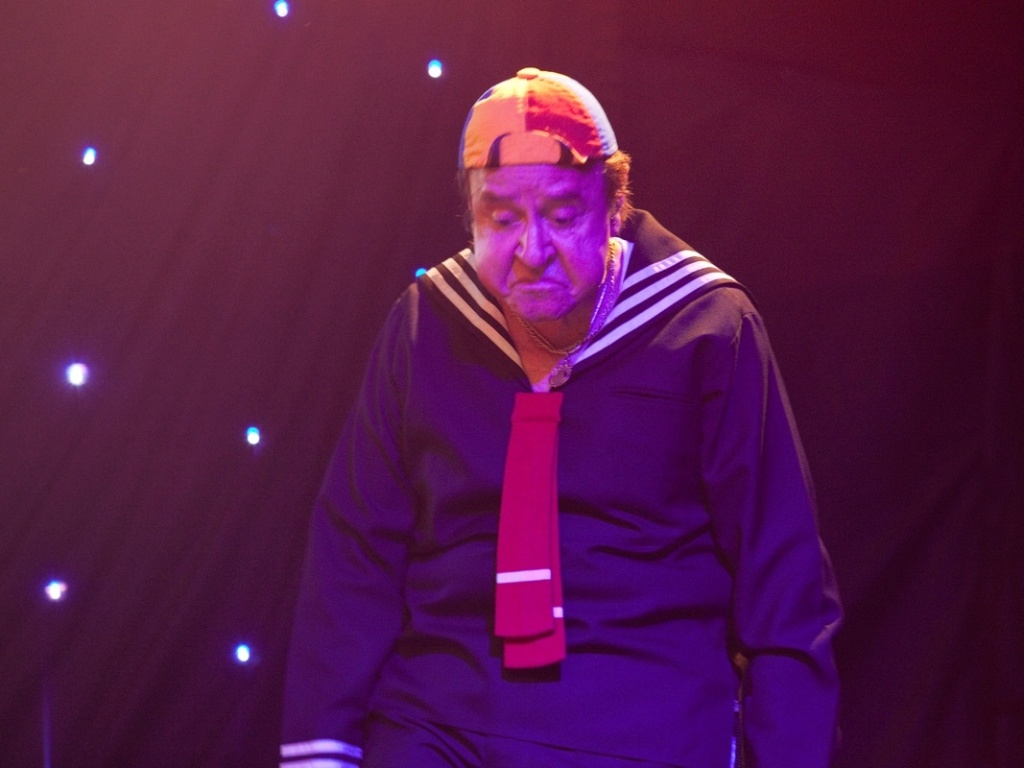 14.abr.2013 -Com casa lotada, o ator mexicano Carlos Villagrán, o personagem Kiko da série "Chaves", fez o primeiro e último show "Buchechas de Buldogue Velho" em São Paulo. O "Show do Kiko" também passará no dia 20 de abril por Porto Alegre, e 21 do mesmo mês por Belo Horizonte. O ator e dublador oficial do personagem no Brasil, Nelson Machado, participou do especial em São Paulo - Fabiano Cerchiari/UOL