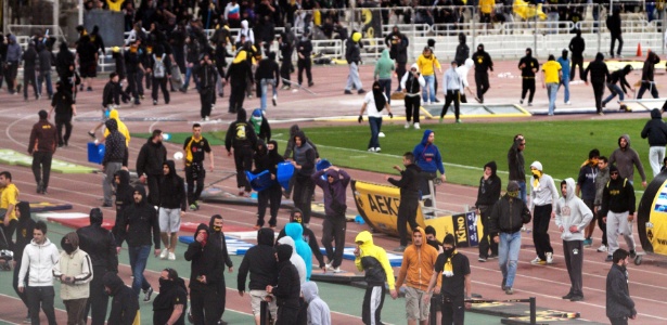 Torcedores do AEK invadem campo e perseguem jogadores na Grécia - AP