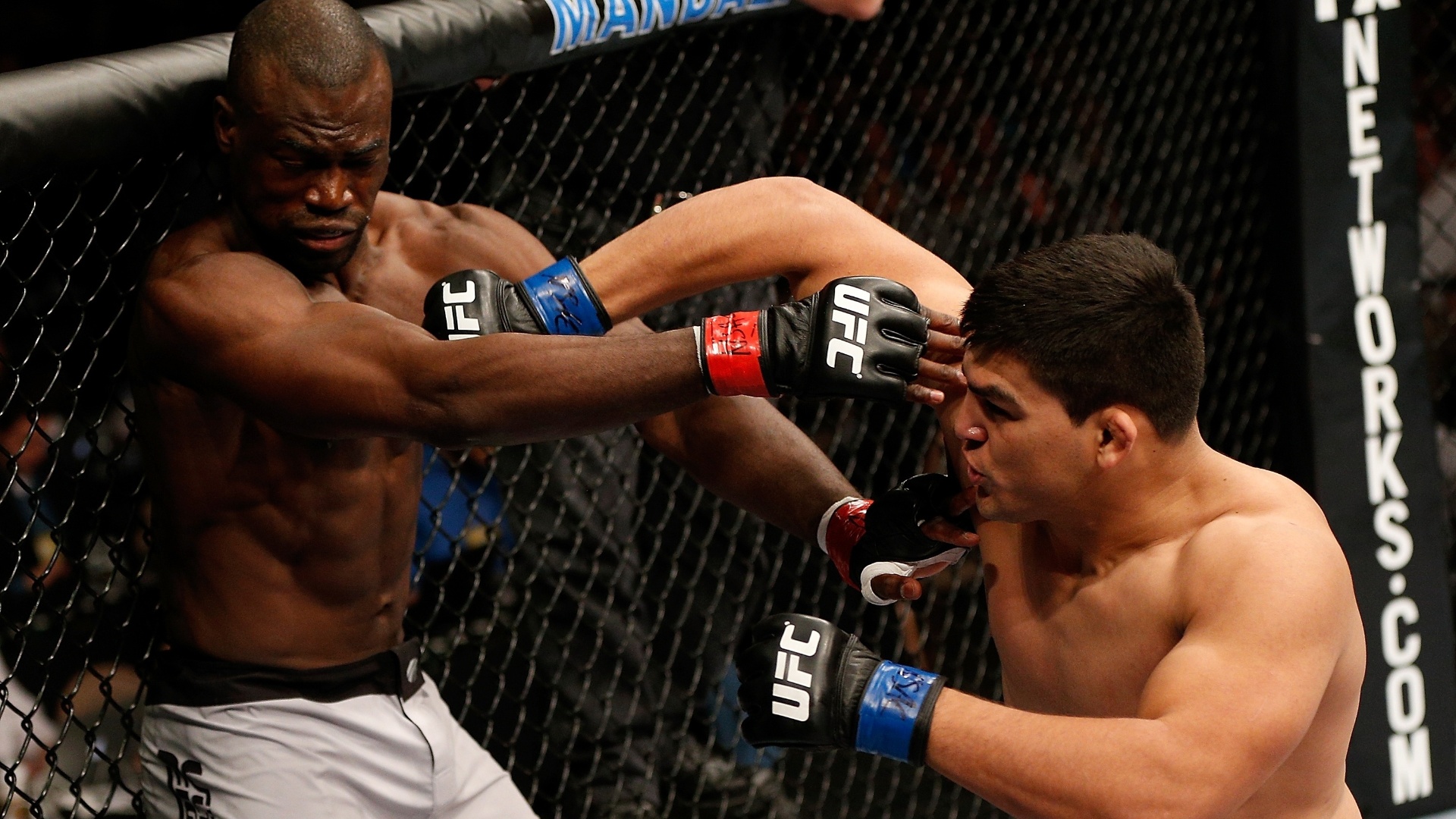 Azarão, Kelvin Gastelum (dir.) venceu o "homem-ambulância" Uriah Hall por pontos e conquistou o TUF 17 - Josh Hedges/Zuffa LLC/Getty Images
