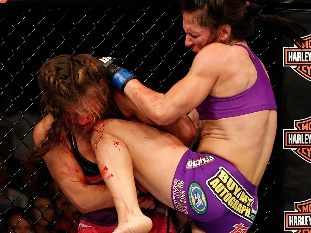 Cat Zingano acerta uma das joelhadas que deu sua vitória sobre Miesha Tate - Josh Hedges/Zuffa LLC/Getty Images