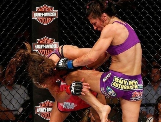 Cat Zingano acerta uma das joelhadas que deu sua vitória sobre Miesha Tate - Divulgação/UFC
