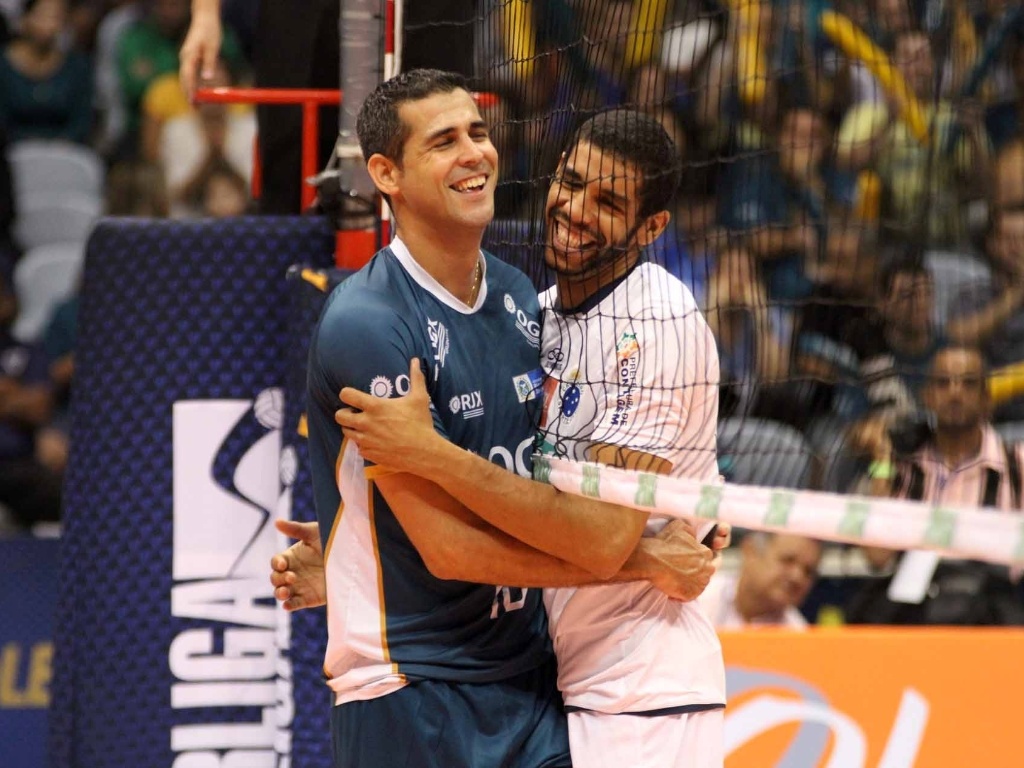 14.abr.2013 - Dante, do RJX, e Wallace, do Cruzeiro, se abraçam durante a final da Superliga Masculina, neste domingo - Alexandre Arruda/CBV