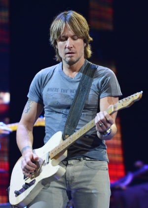 O guitarrista e cantor country Keith Urban se apresenta no Crossroads Guitar Festival, promovido por Eric Clapton