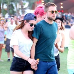 O casal de atores Kristen Stewart e Robert Pattinson andam de mãos dadas no festival Coachella, nos Estados Unidos