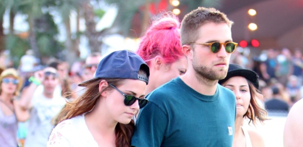 Kristen Stewart e Robert Pattinson andam de mãos dadas no festival Coachella, nos Estados Unidos, em 2013