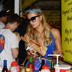 Paris Hilton come cachorro quente no festival Coachella, nos Estados Unidos