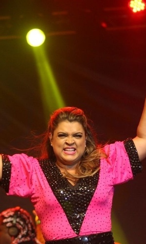 14.abr.2013 - Fazendo careta, a cantora Preta Gil se apresentou com o Bloco da Preta no palco Niterói, na praça do Teatro Popular, durante o Viradão Carioca na noite de domingo