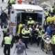 15.abr.2013 - Ambulância e médicos prestam atendimento a feridos após explosão na Maratona de Boston - AP Photo/Charles Krupa